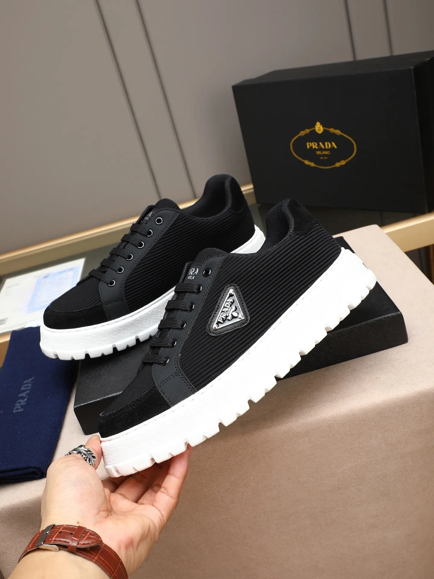 Men's Men's Shoes 💰440 Prada/Prada Men's new casual shoes, this sports shoe is made of imported calfskin upper with breathable mesh and breathable mesh lining. The foot pads are made of sheepskin, and the outsole is made of non-slip sports exclusive rubber outsole with logo. It feels good on the feet and is a fashionable item! Size: 38-44 (45 customized)